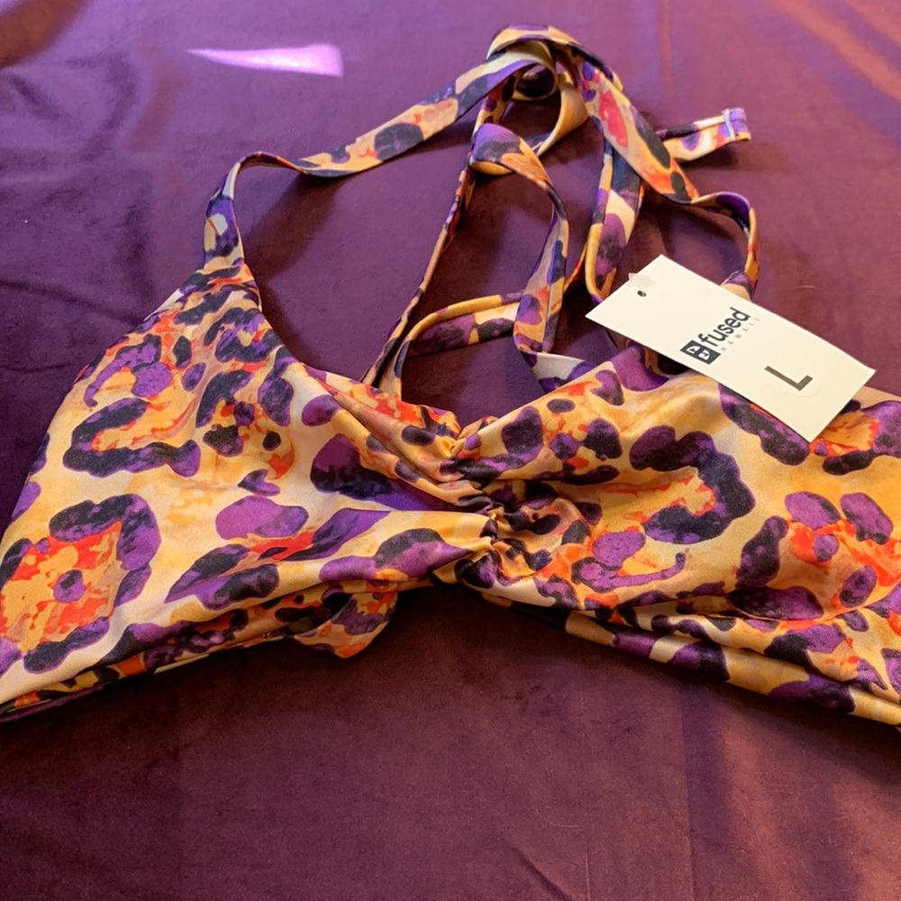 Nwt Fused leopard looking print bikini top size large
